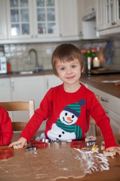 Chlapče pečení zázvor cookies k Vánocům — Stock fotografie