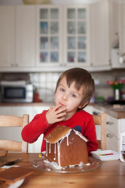 Chlapče pečení zázvor cookies k Vánocům — Stock fotografie