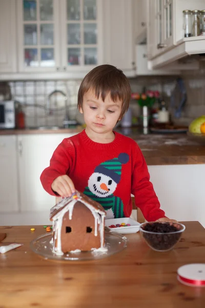 Ragazzo, cottura biscotti allo zenzero per Natale — Foto Stock