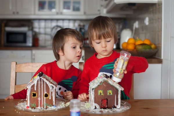 Fiúk, sütés gyömbér sütik karácsonyra — Stock Fotó