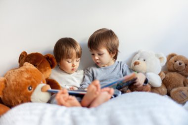 kendilerini eğitmek iki erkek, kitap okumak