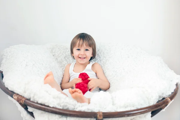 Kleiner Junge mit rotem Herz — Stockfoto