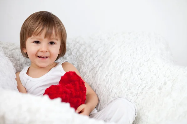 Kleiner Junge mit rotem Herz — Stockfoto