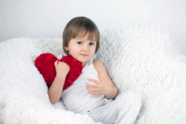 小宝贝男孩用红色的心 — 图库照片