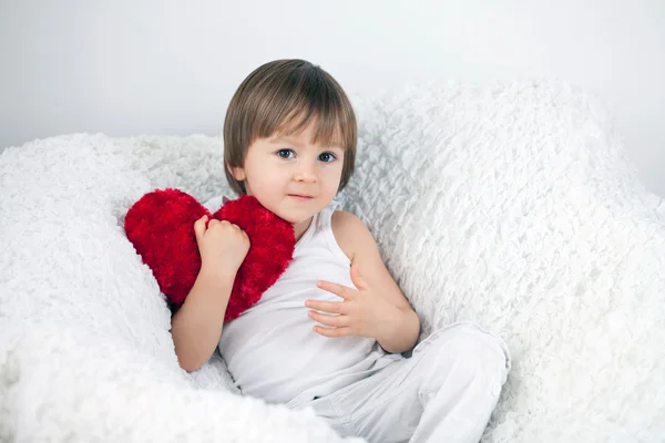 Pequeño niño con corazón rojo — Foto de Stock