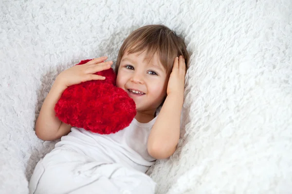 Kleiner Junge mit rotem Herz — Stockfoto