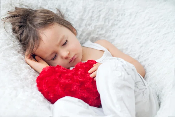 Pequeño niño con corazón rojo —  Fotos de Stock