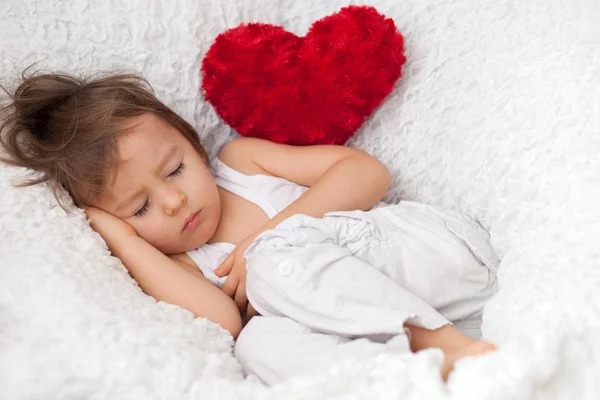 Kleine babyjongen met rood hart — Stockfoto