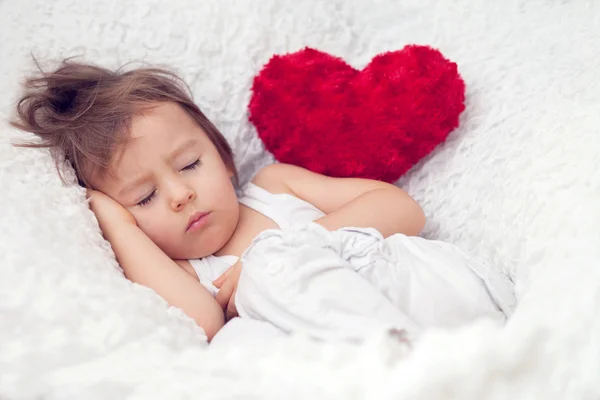 Pequeño niño con corazón rojo — Foto de Stock