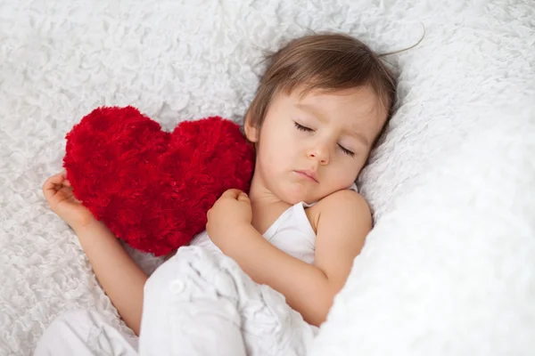 Mały chłopiec dziecko z czerwonym sercem — Zdjęcie stockowe