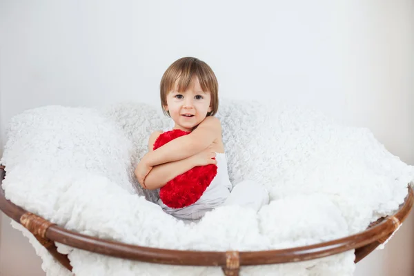 Kis baby boy piros szív — Stock Fotó