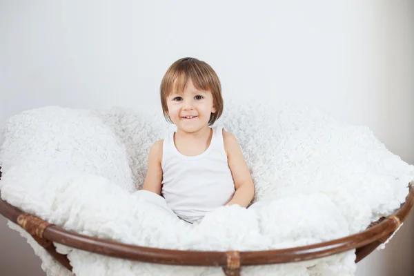 Kleine babyjongen met rood hart — Stockfoto