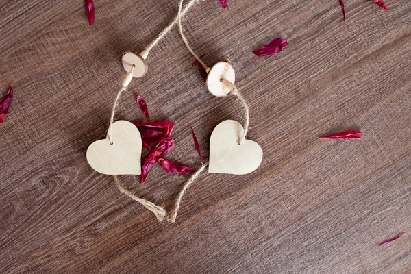 Corazón de madera con hojas de rosa — Foto de Stock