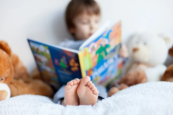 Jongen, lezen van een boek, opleiden zelf — Stockfoto