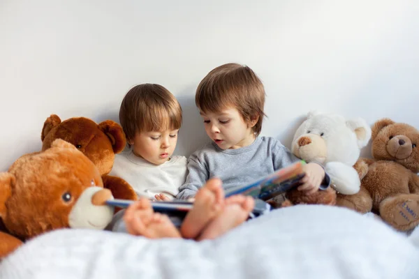 Two boys, reading a book, educating themselves — Stock Photo, Image