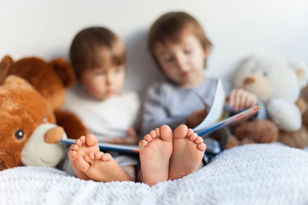 Two boys, reading a book, educating themselves — Stock Photo, Image
