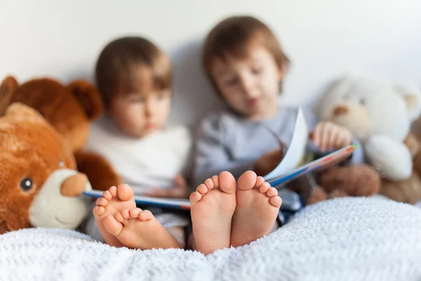 Due ragazzi, leggendo un libro, educando se stessi — Foto Stock