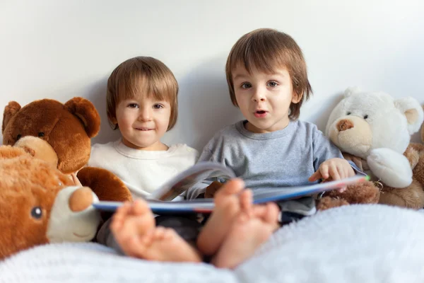 Dois meninos, lendo um livro, educando-se — Fotografia de Stock