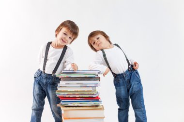 bir yığın kitap çocuklarla