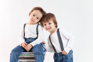 bir yığın kitap çocuklarla