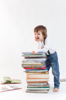 bir yığın kitap ile çocuk