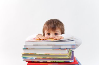 bir yığın kitap ile çocuk