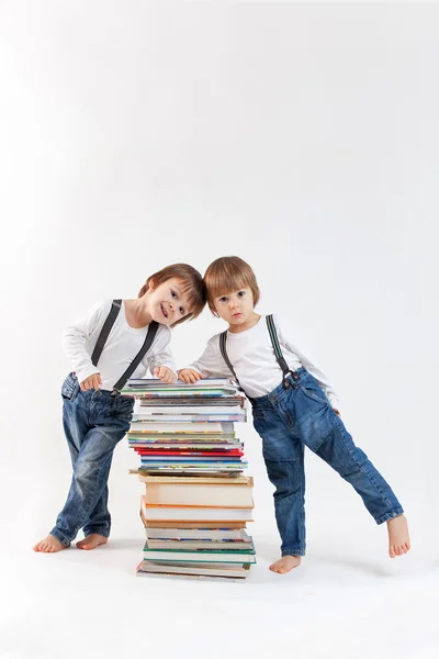 Rapazes com uma pilha de livros — Fotografia de Stock