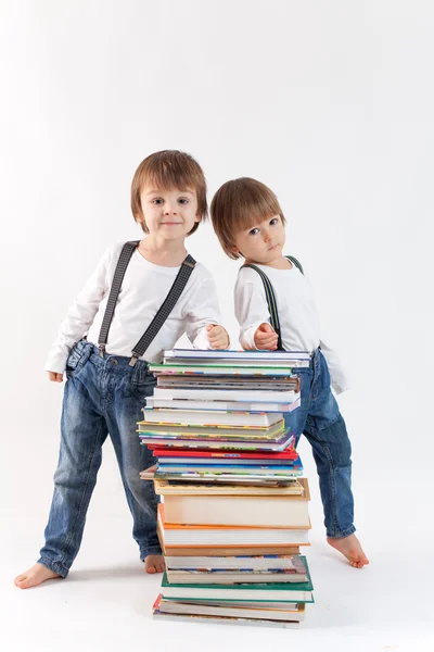 Rapazes com uma pilha de livros — Fotografia de Stock