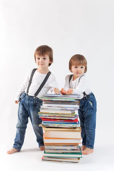 Jungen mit einem Stapel Bücher — Stockfoto