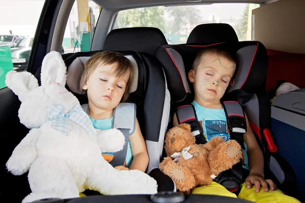 Dois meninos em assentos de carro, viajando — Fotografia de Stock