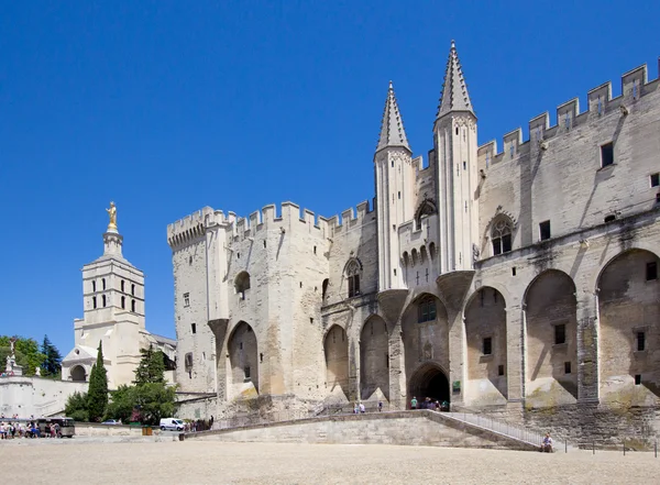 Palacio del Papa en Aviñón. Plaza central, Provenza, Costa Azul, F — Foto de Stock