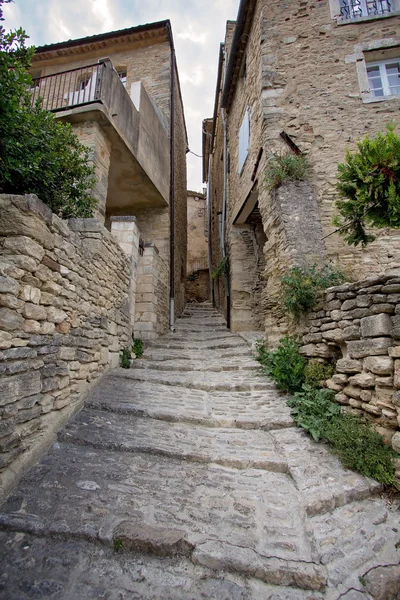 Rue étroite dans la ville médiévale Gordes, sud de la France — Photo