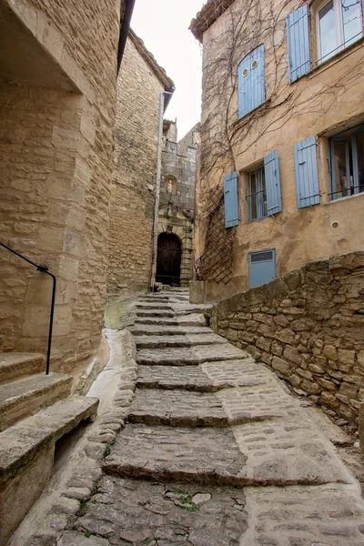 Rue étroite dans la ville médiévale Gordes, sud de la France — Photo