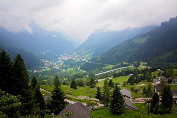 Vista del villaggio in Svizzera in una giornata nebbiosa dall'alto — Foto Stock