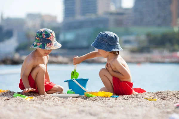 Dwa słodkie dzieci bawiące się w piasku na plaży — Zdjęcie stockowe