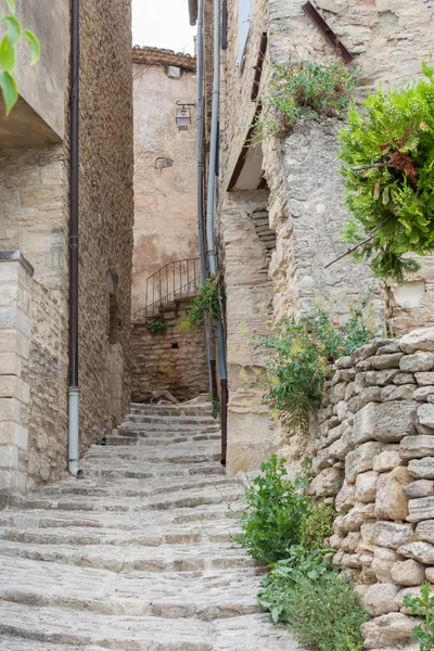 Rue étroite dans la ville historique Gordes en France — Photo