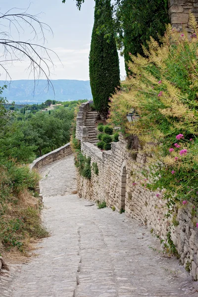 Calle en el pueblo histórico de Gordes, Provenza, Francia — Foto de Stock