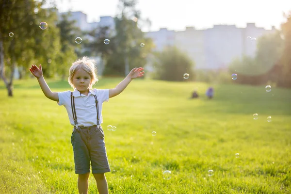 Gün Batımında Parkta Oynayan Sevimli Anaokulu Çocuğu — Stok fotoğraf