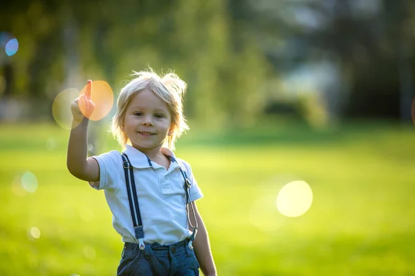 Симпатична Дошкільна Дитина Грає Парку Заході Сонця — стокове фото