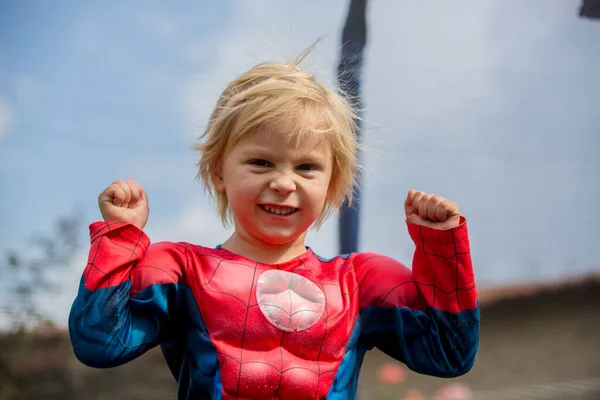 トランポリンから静的な髪でトランポリンに飛び乗る子供 — ストック写真