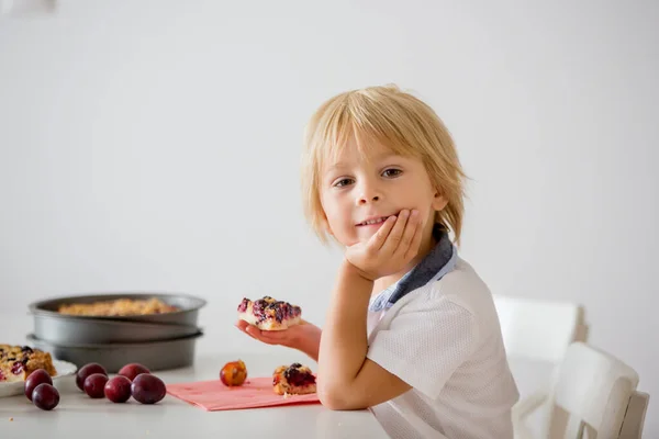 Mignon Petit Enfant Bas Âge Manger Maison Tarte Aux Prunes — Photo