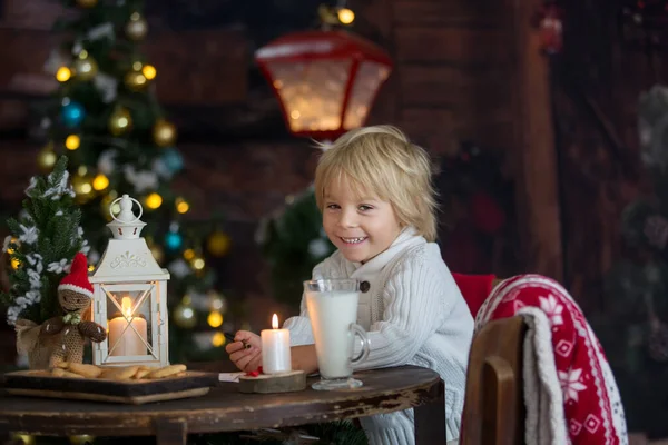 Güzel Çocuk Sarışın Çocuk Noel Baba Mektup Yazıyor Evde Kurabiye — Stok fotoğraf