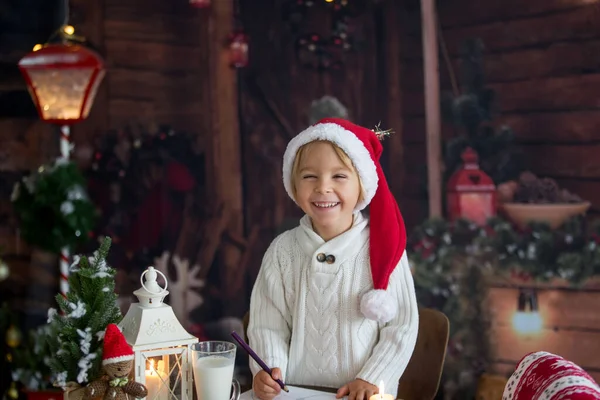 Güzel Çocuk Sarışın Çocuk Noel Baba Mektup Yazıyor Evde Kurabiye — Stok fotoğraf