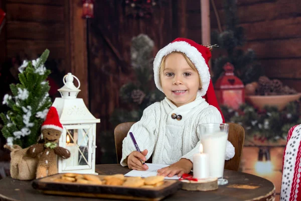 Bela Criança Menino Loiro Escrevendo Carta Para Papai Noel Comer — Fotografia de Stock