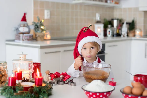可爱的金发碧眼的孩子 男孩和他的妈妈 在家里烤圣诞饼干 玩得很开心 — 图库照片
