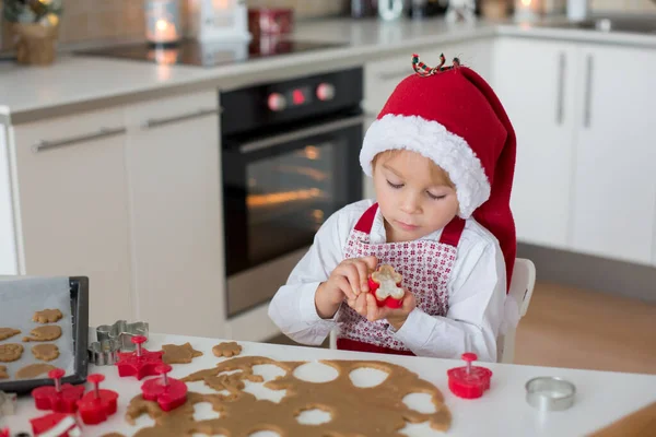 Sevimli Sarışın Çocuk Çocuk Annesi Evde Noel Kurabiyesi Pişiriyor Eğleniyor — Stok fotoğraf