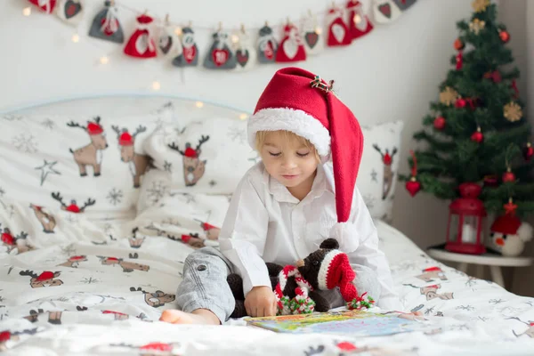 Mooi Peuter Kind Boek Lezen Bed Kerstmis Decoratie Hem Heen — Stockfoto
