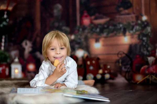 Bela Criança Lendo Livro Sobre Pele Rena Acolhedora Natal Decoração — Fotografia de Stock