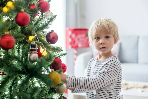 Όμορφο Μικρό Παιδί Διακόσμηση Χριστουγεννιάτικο Δέντρο Στο Σπίτι Παρουσιάζει Κάτω — Φωτογραφία Αρχείου