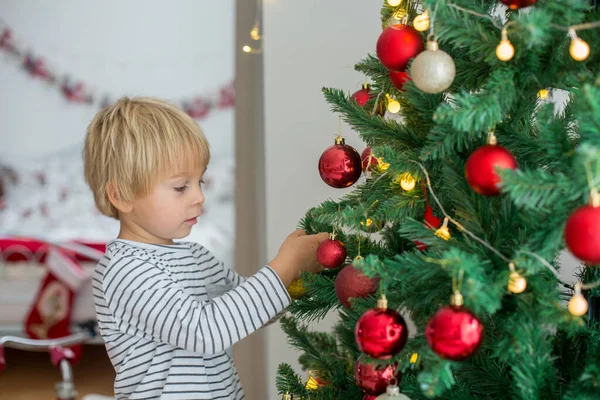 Hermoso Niño Pequeño Decorando Árbol Navidad Casa Regalos Debajo Los —  Fotos de Stock